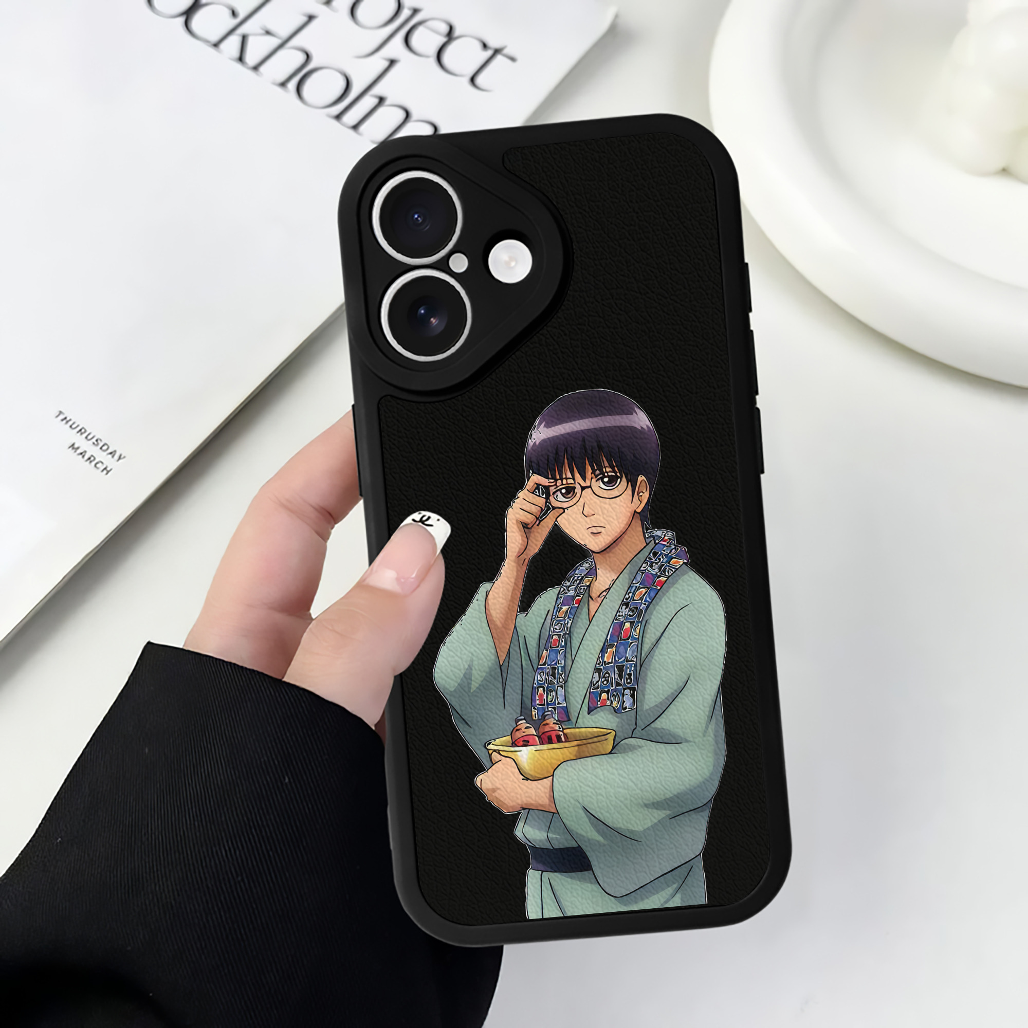 （画像用） ぎんたま 坂田銀時（さかたぎんとき） 神楽 志村新八（しむら しんぱち） GINTAMA Sakata Gintoki Kagura Shimura Shinpachi 【iPhone 16シリーズ対応】シリコンスマホケース（レザー調） 材質：シリコン